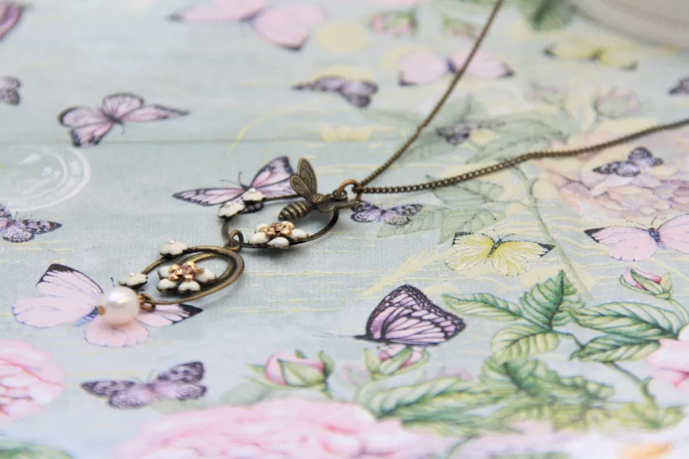 Amberhoeve Fijne ketting van Eric & Lydie met hanger met bijtje> Kettingen