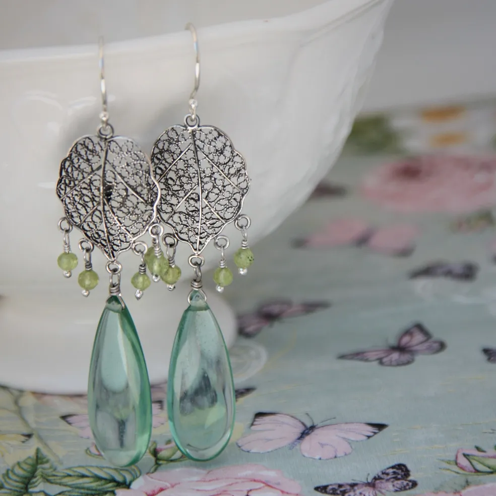 Amberhoeve Filigraan oorbellen van Yvone Christa met Peridoot en Aqua Lemuria> Zilver | Oorbellen