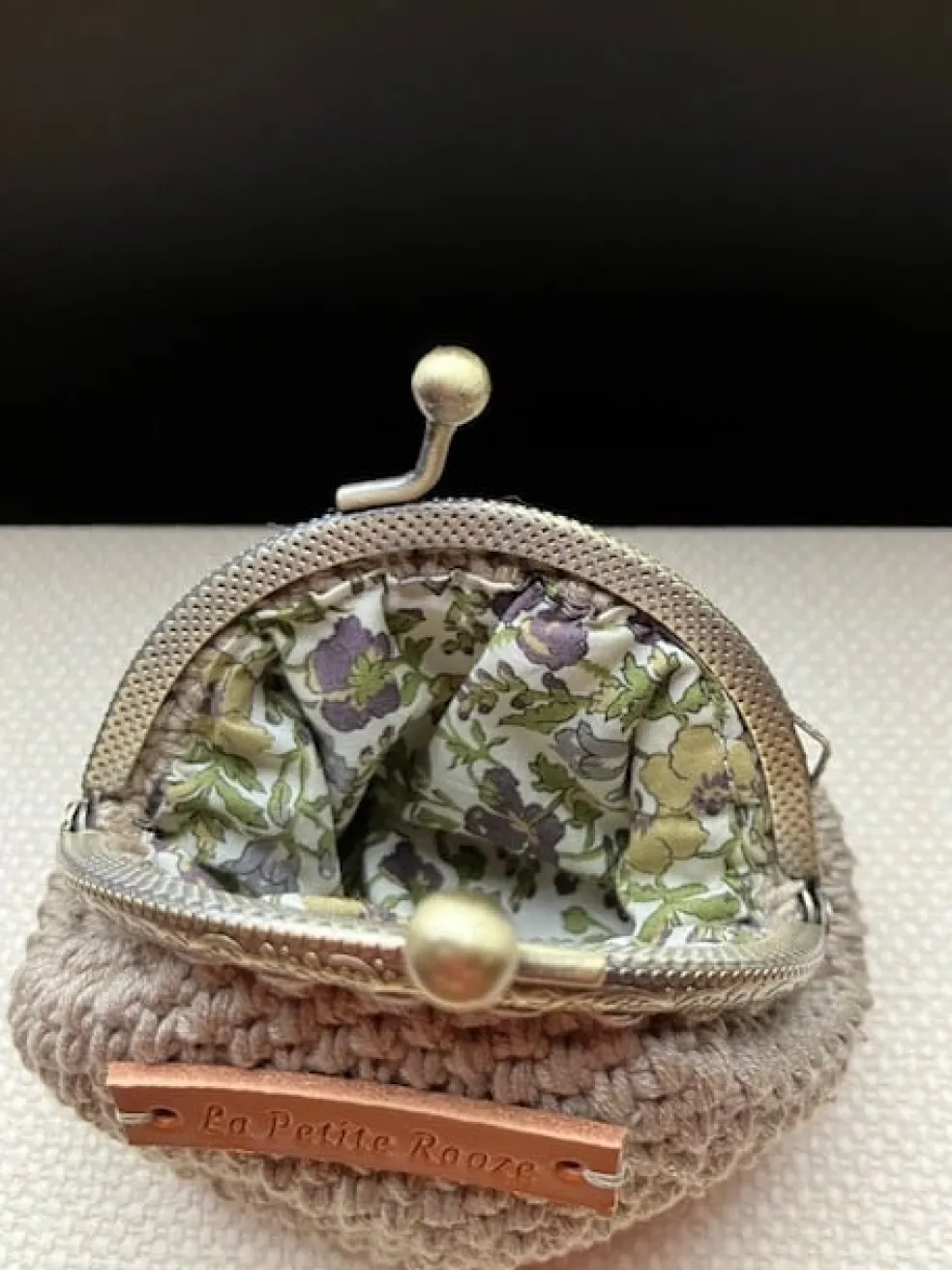 gehaakte_portemonnee_met_metalen_sluiting_2-1.webp Amberhoeve Gehaakte portemonnee met metalen sluiting> Andere