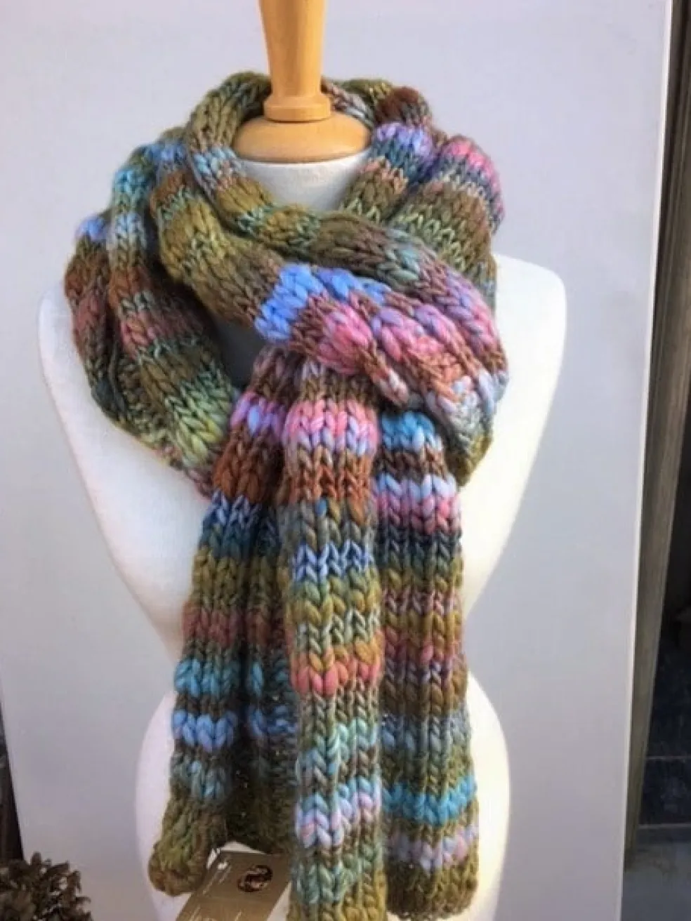 Amberhoeve Veelkleurige  handgebreide sjaal> Sjaals En Mutsen