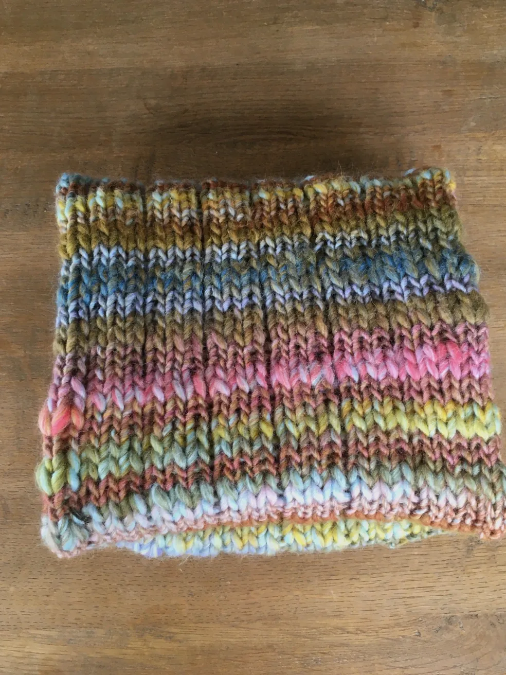 veelkleurige_handgebreide_sjaal_2-1.webp Amberhoeve Veelkleurige handgebreide sjaal> Sjaals En Mutsen