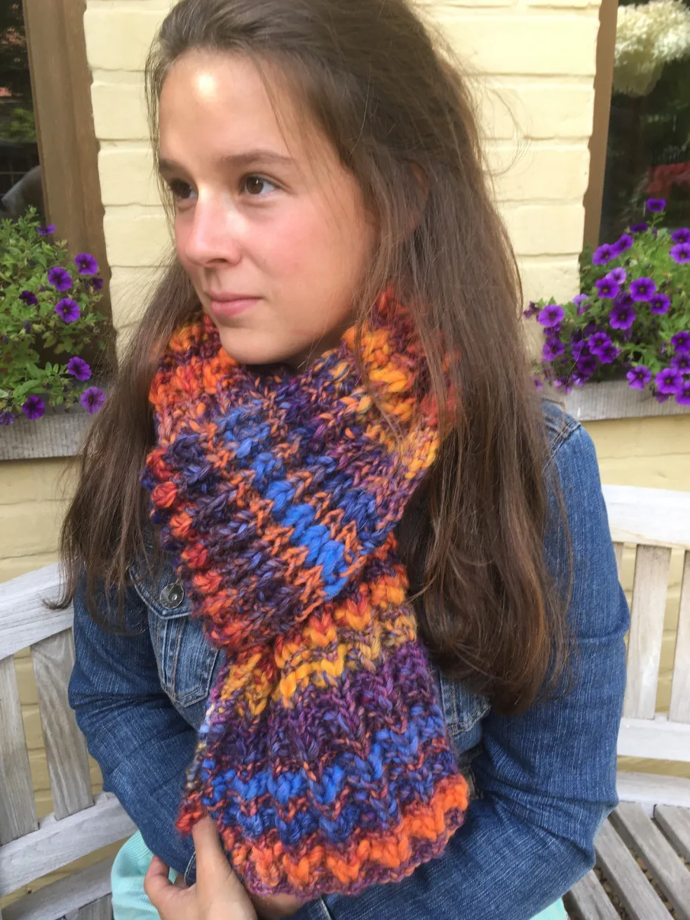 veelkleurige_handgebreide_sjaal_2.webp Amberhoeve Veelkleurige handgebreide sjaal> Sjaals En Mutsen