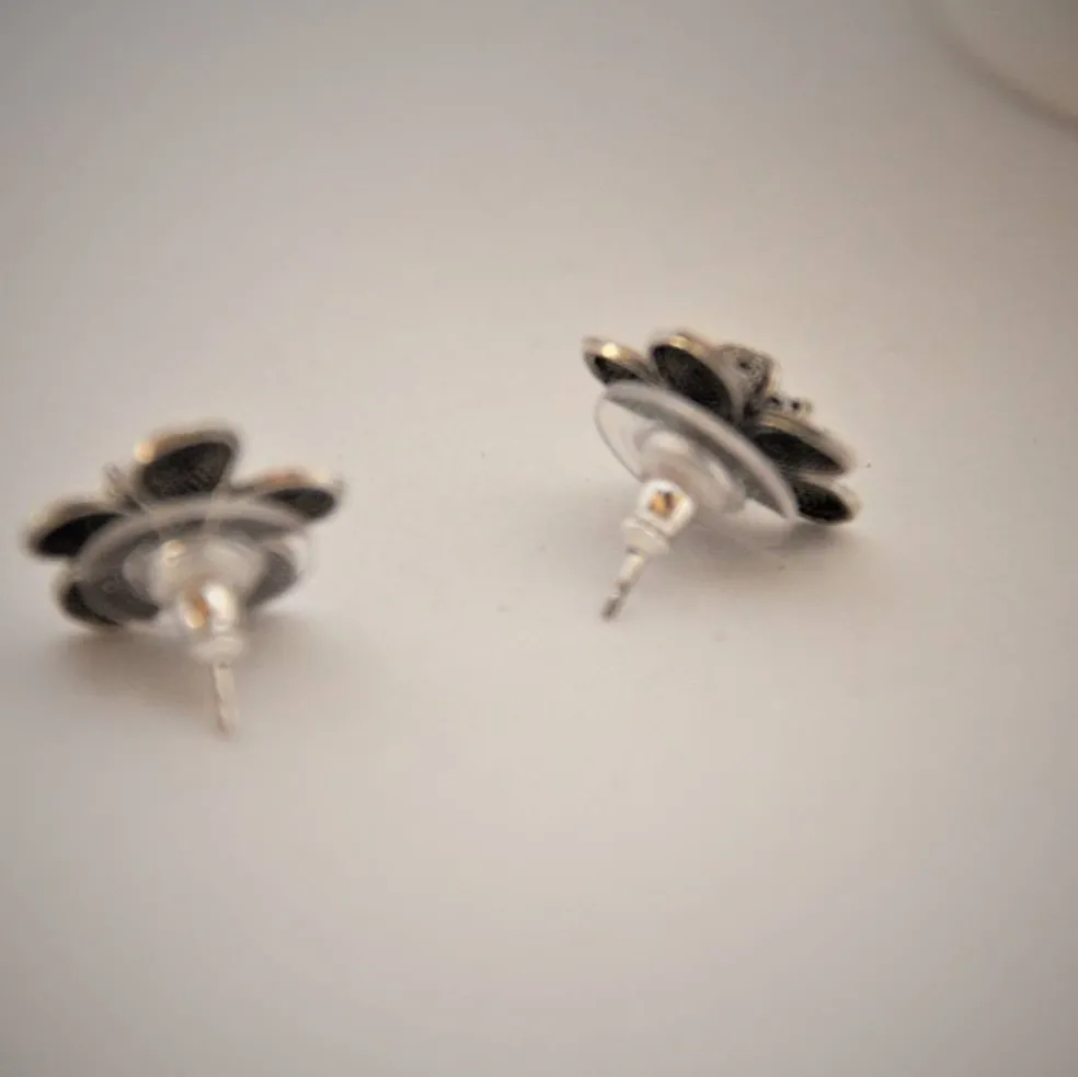 zilveren_bloemenoorbel_van_yvone_christa_2.webp Amberhoeve Zilveren bloemenoorbel van Yvone Christa> Zilver | Oorbellen